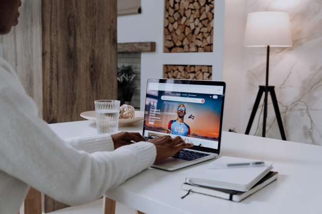 Pessoa usando o site do Airbnb Pessoa usando o site do Airbnb
