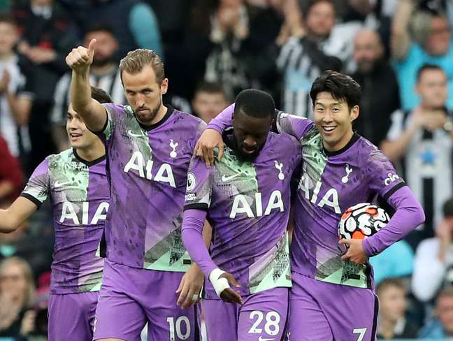 Jogadores do Tottenham comemora vitória