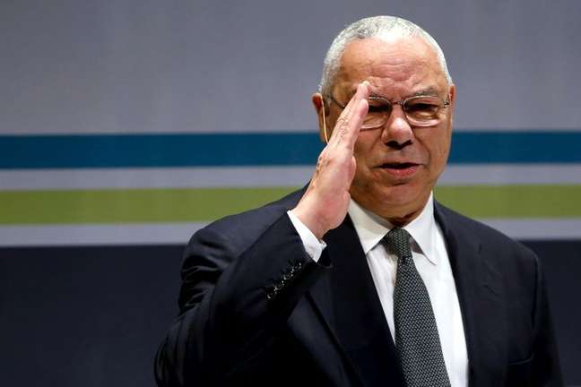 Ex-secretário de Estado dos EUA Colin Powell saúda plateia antes de participar de evento em Washington em 201530/09/2015 REUTERS/Jonathan Ernst