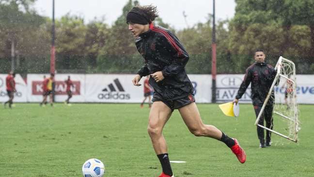 Após lesão em jogo da Libertadores, David Luiz inicia atividades de transição no gramado