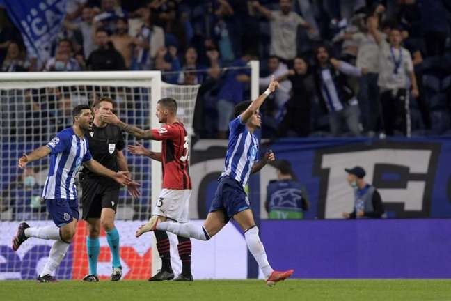 Porto chegou aos quatro pontos na Champions League (Foto: FERNANDO VELUDO / AFP)