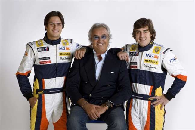 Flavio Briatore entre Nelsinho Piquet y Fernando Alonso, antes 