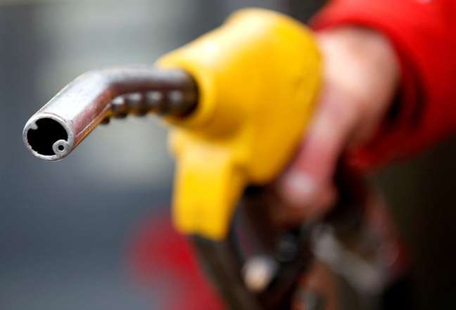 Carro sendo abastecido em posto de combustíveis REUTERS/Max Rossi
