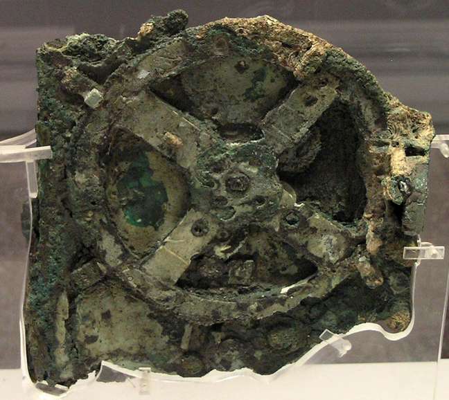 O principal fragmento do Mecanismo de Antikythera. Imagine construir engrenagens 200 AC 