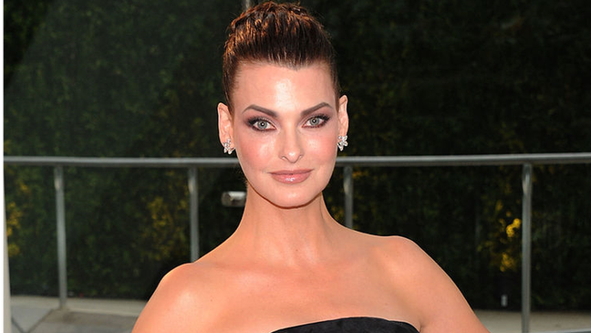 Linda Evangelista afirma que desenvolveu hiperplasia adiposa paradoxal após tratamento estético