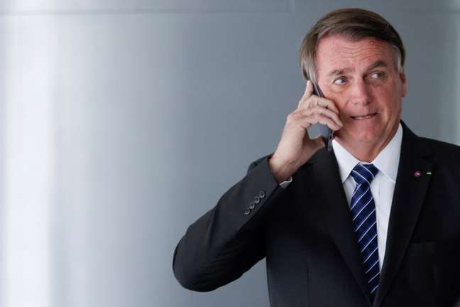 Presidente Jair Bolsonaro fala ao telefone celular em Braslia 19/10/2021 REUTERS/Ueslei Marcelino