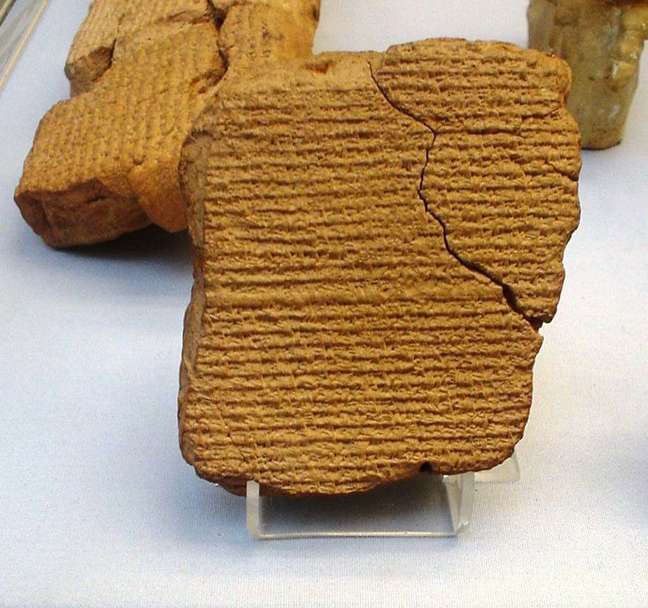 Tábua de argila, Babilônia, 164 AC, contendo dados de observações do Cometa Halley 