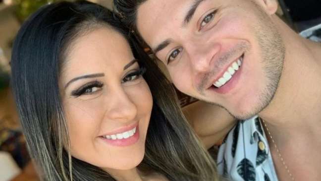 Voltaram Mayra Cardi Surge Aos Beijos Com Arthur Aguiar