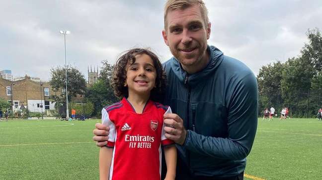 Zayn Ali, de cinco anos, é o jogador mais jovem a assinar com o Arsenal.
