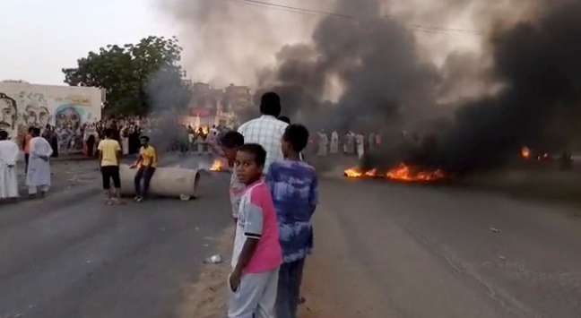 Protestos nas ruas do Sudão após golpe de Estado