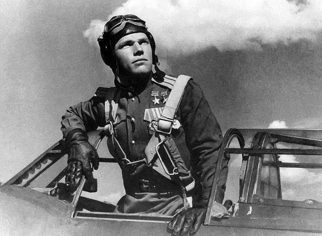Ivan Kozhedub, ás russo. Durante a Batalha de Berlim ele foi atacado por caças americanos, para se defender teve que derrubar dois P-51 Mustangs. 