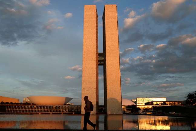 Pessoa passa em frente ao prédio do Congresso Nacional em Brasília
19/03/2021
REUTERS/Ueslei Marcelino