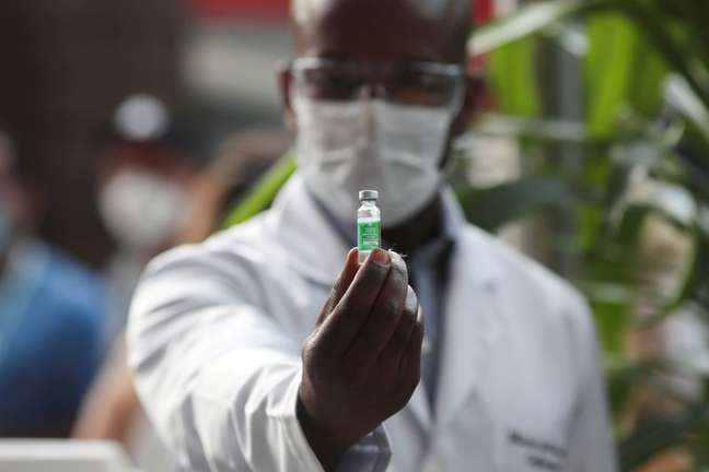 Profissional de saúde mostra frasco de vacina da AstraZeneca contra Covid-19 no Rio de Janeiro
23/01/2021 REUTERS/Ricardo Moraes