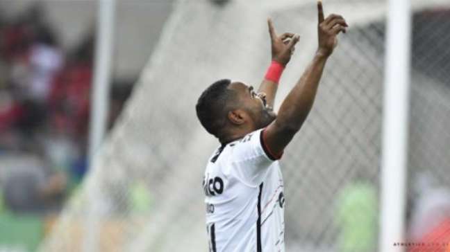 Letal! Nikão marcou dois gols no primeiro tempo (Foto: Gustavo Oliveira/athletico.com.br)