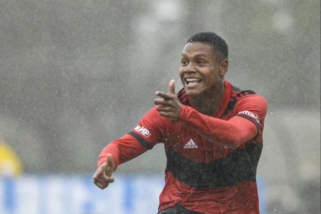 Gigante espanhol acompanha de perto os passos de joia da base do Flamengo