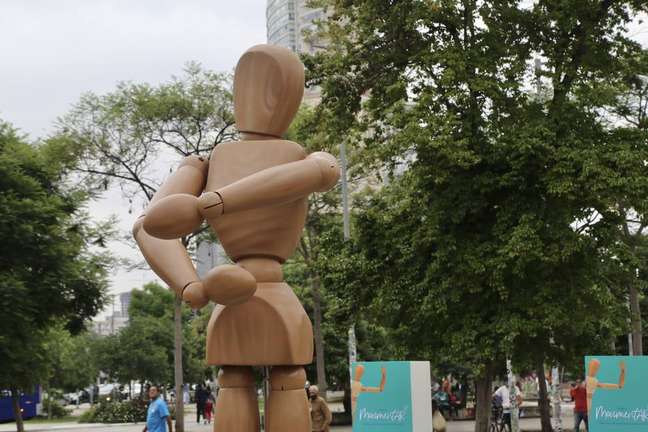 Uma boneca gigante no centro de São Paulo chama atenção das pessoas sobre artrite reumatoide  