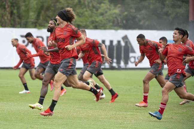 David Luiz participa do treino do Flamengo, mas deve ser desfalque contra o Athletico-PR