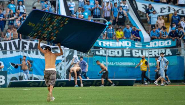 Torcedores do Grêmio invadem gramado e quebram cabine do VAR