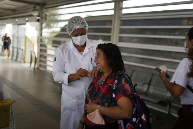 Vacinação em estação de BRT no Rio de Janeiro
 27/10/2021 REUTERS/Pilar Olivares