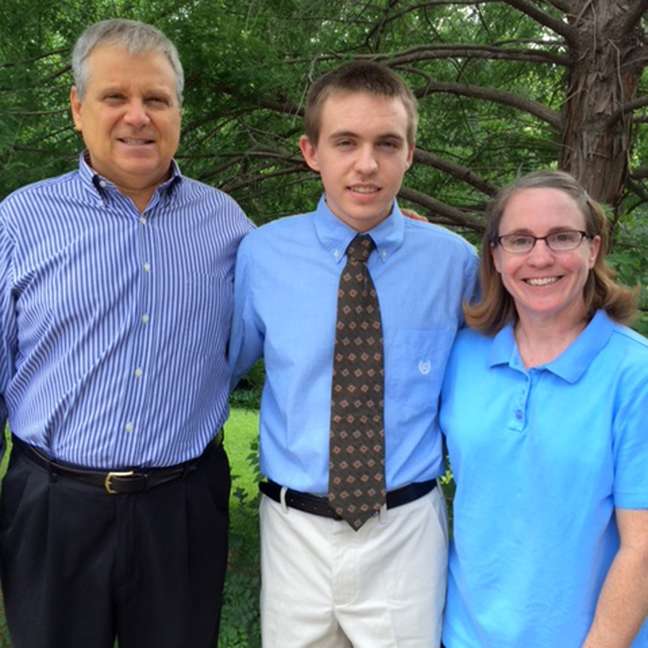 Jim ao lado da esposa e do filho no dia da formatura dele