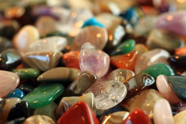 Usando peCom pedras e cristais você pode limpar os ambientes das energias negativas