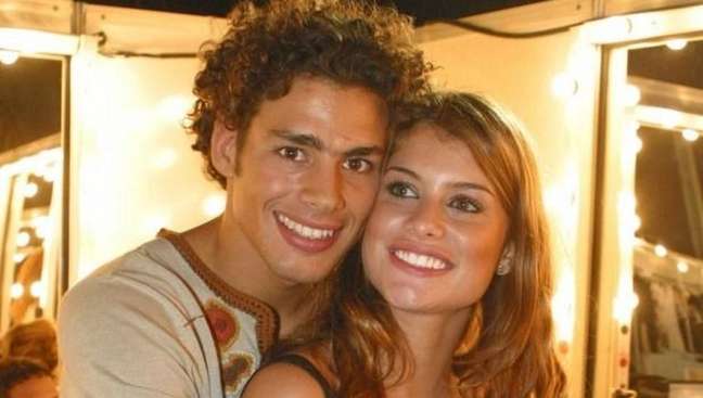 Cauã Reymond e Alinne Moraes