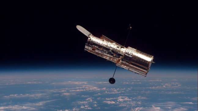 Hubble visto do Ônibus Espacial Discovery, durante a segunda missão de manutenção ao telescópio espacial, em 1997 