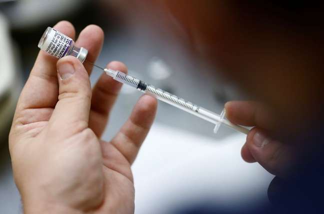 Profissional de saúde prepara dose de vacina da Pfizer contra Covid-19 para aplicação em Nantes, na França
06/10/2021 REUTERS/Stephane Mahe