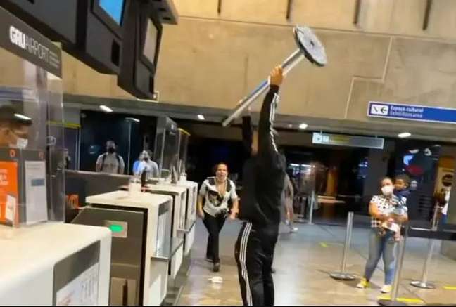 Homem quebrou guichê da Gol em Guarulhos