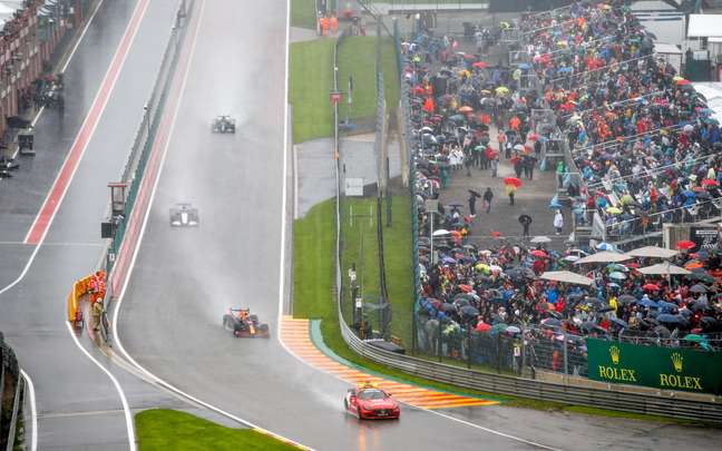 Los coches persiguen al coche de seguridad en Spa: la carrera no tuvo vueltas de bandera verde