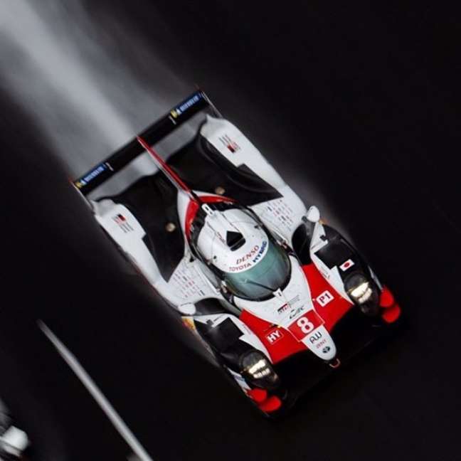 Según Alonso, los prototipos generan menos spray.  En la foto, el español con el Toyota con el que ganó Le Mans