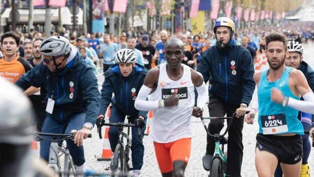 Eliud Kipchoge no evento que marcou os mil dias para o início das Olimpíadas Paris-2024. (Divulgação) Eliud Kipchoge no evento que marcou os mil dias para o início das Olimpíadas Paris-2024. (Divulgação)