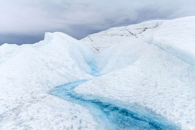 A Groenlândia está cheia de corpos d'água como esse, e o gelo reflete cada vez menos.
