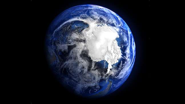 A temperatura na península Antártica, ao Sul do planeta, aumentou 2,5°C nos últimos 50 anos. Mas a região que mais esquentou no mundo é o Ártico, no hemisfério Norte