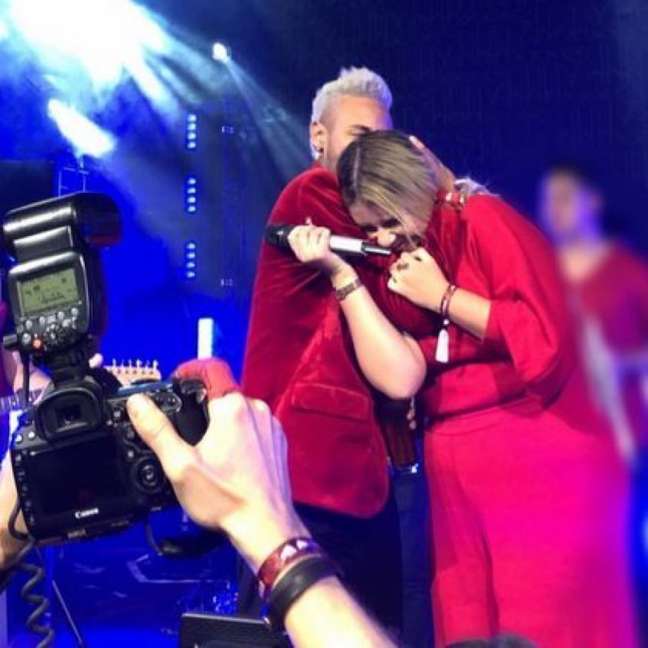 Neymar se emocionou em homenagem de cantora (Foto: Reprodução/Internet) Neymar se emocionou em homenagem de cantora (Foto: Reprodução/Internet)