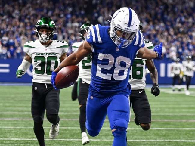 Jonathan Taylor teve noite com quase 200 jardas diante dos Jets (Reprodução / Indianapolis Colts) Jonathan Taylor teve noite com quase 200 jardas diante dos Jets (Reprodução / Indianapolis Colts)