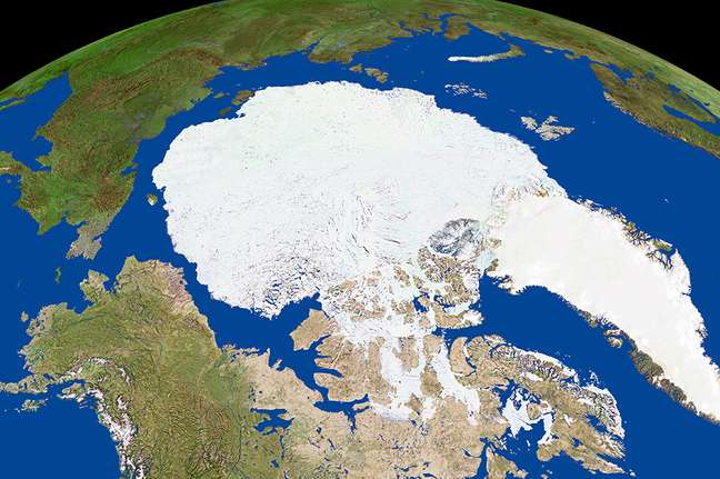 O gelo polar desempenha um papel fundamental na reflexão da radiação solar.