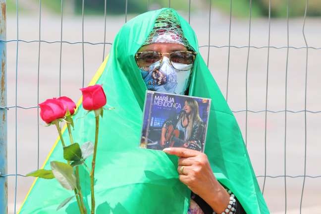 Fã leva CD de Marília Mendonça para porta do local do velório da cantora sertaneja