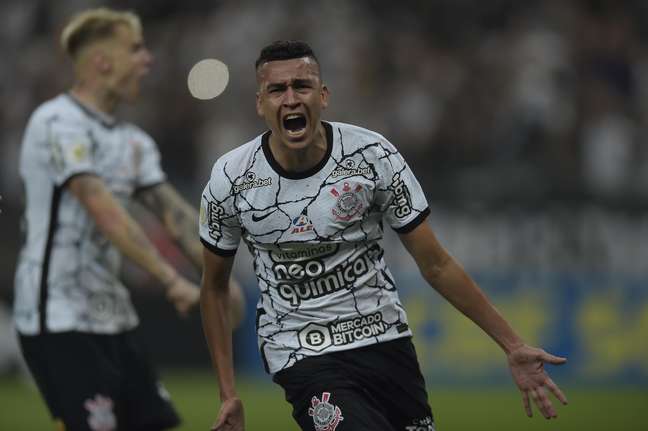 Com drama, Corinthians bate o Fortaleza e se aproxima do G4