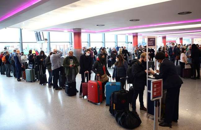 Fila de passageiros no aeroporto de Heathrow, em Londres, para embarcar rumo aos Estados Unidos
08/11/2021
REUTERS/Henry Nicholls