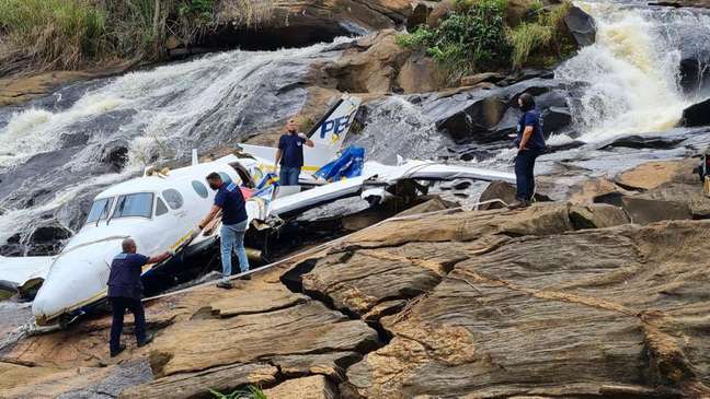 Trabalho de remoção dos itens pessoais dos ocupantes da aeronave que caiu e matou a cantora Marília Mendonça e outras quatro pessoas