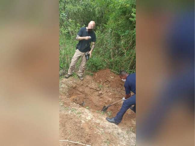 Policiais escavam o local em que os corpos de pessoas condenadas pelo "tribunal do crime" foram enterradas, em Sorocaba, interior de São Paulo