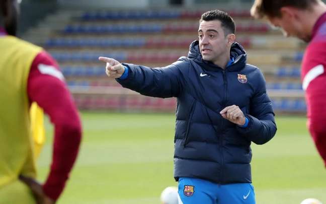 Xavi Hernández passando orientações ao jogadores do Barcelona no treinamento (Foto: Miguel Ruiz / Barcelona)