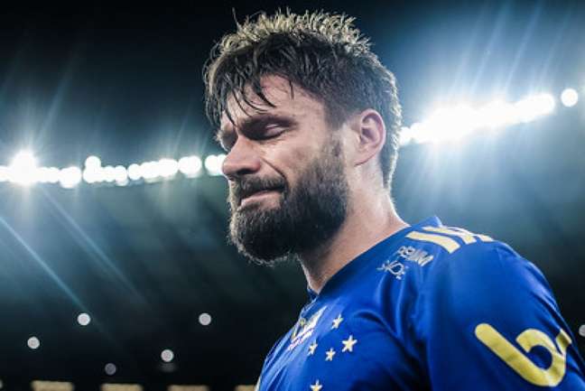 Emocionado com a despedida! Sobis teve duas passagens pela Raposa, sendo a segunda se iniciando em 2020(Gustavo Aleixo/Cruzeiro) Emocionado com a despedida! Sobis teve duas passagens pela Raposa, sendo a segunda se iniciando em 2020(Gustavo Aleixo/Cruzeiro)