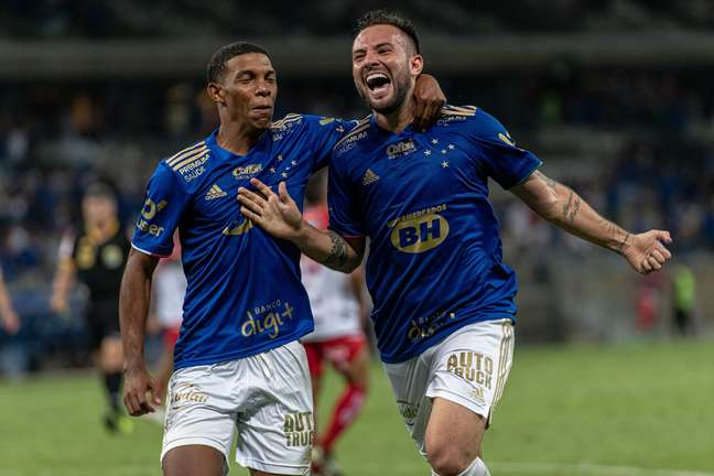 Com o brilho de Fábio, Cruzeiro vence o Brusque pela Série B