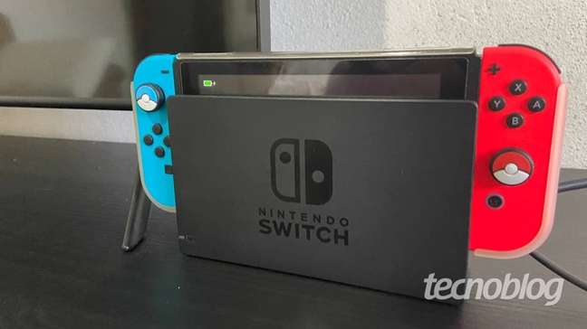 Nintendo Switch encaixado na dock 