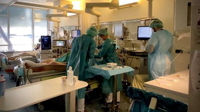 Dos 18 pacientes no centro de terapia intensiva para Covid-19 deste hospital em Leipzig, 14 não foram vacinados