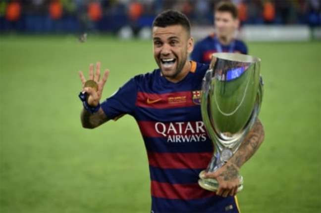 Daniel Alves atuou por Barcelona e Sevilla na Espanha (Foto: Kirill Kudrayavtsev / AFP)