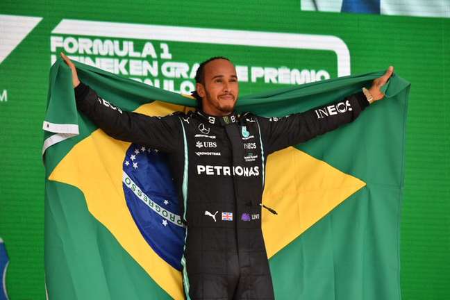 Lewis Hamilton com a bandeira brasileira