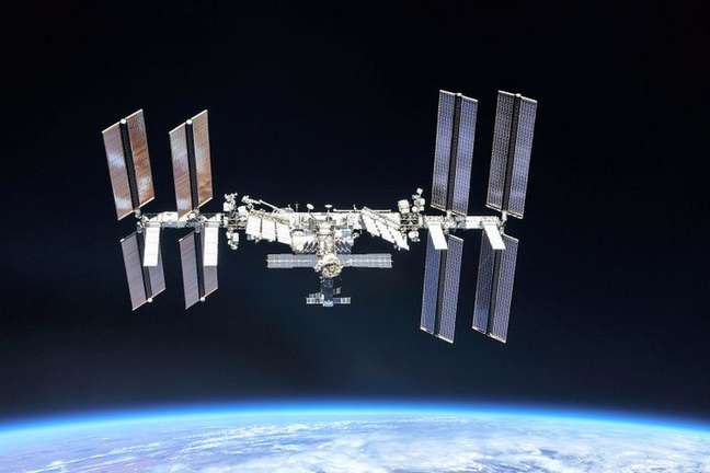 Astronautas da ISS estão cada vez mais tendo que tomar medidas de precaução quando fragmentos de velhos satélites e foguetes se aproximam